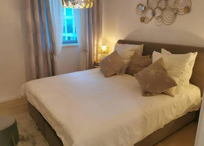 Magnifique Et Grand Trois Pieces Avec Belle Terrasse Meublee Et Arboree *
