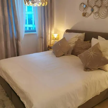 Magnifique Et Grand Trois Pieces Avec Belle Terrasse Meublee Et Arboree *